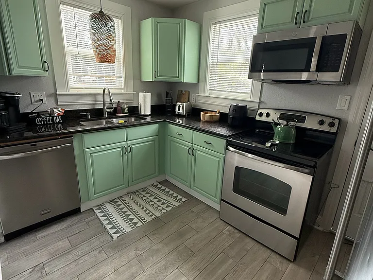 1001 W Indiana Ave — Photo 4