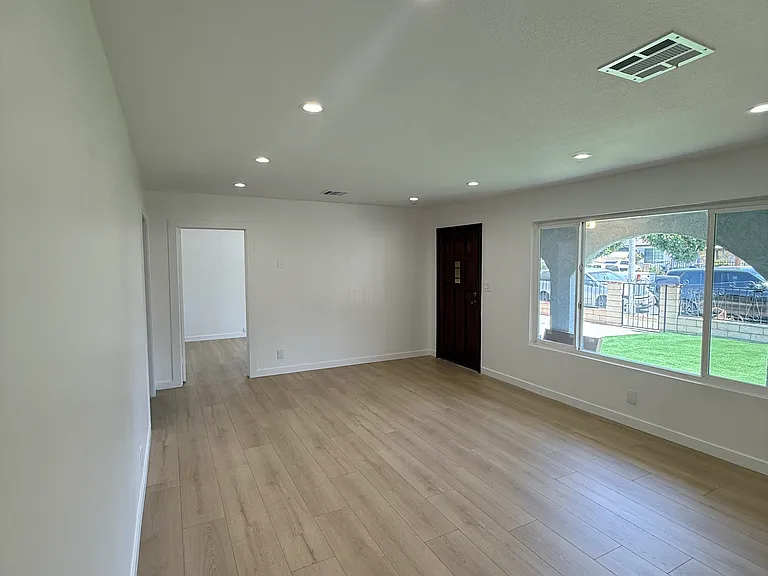 10427 Kewen Ave — Photo 3
