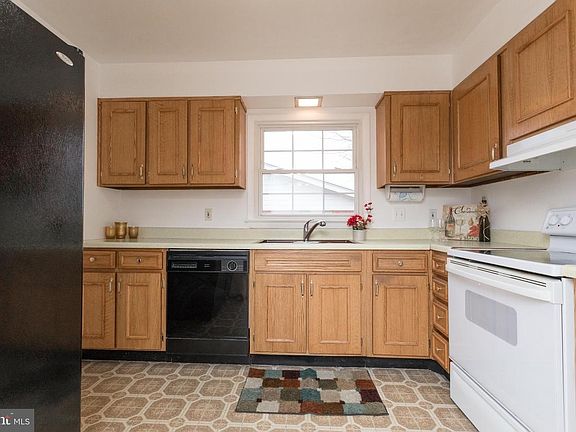 4th image of 342 Logan Cir