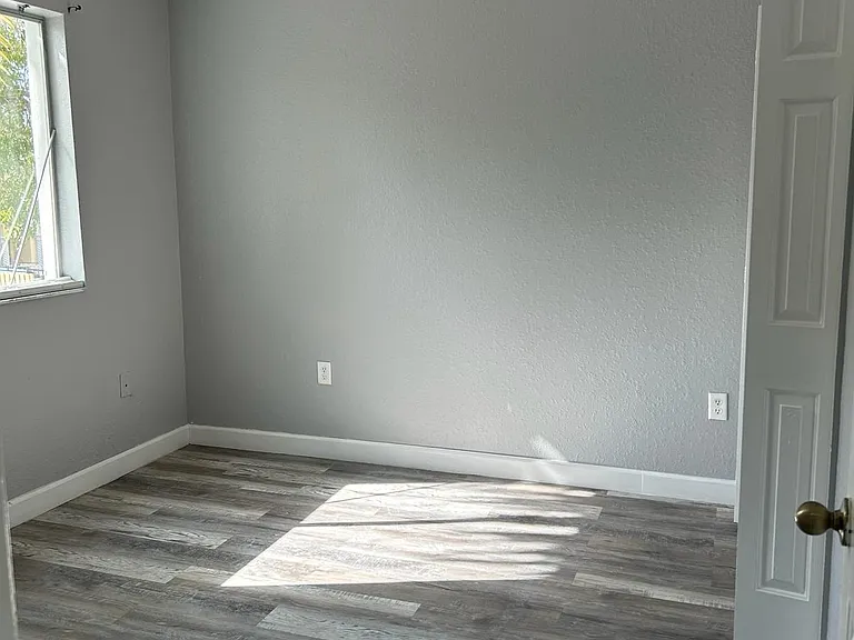 SE 15th Pl — Photo 3
