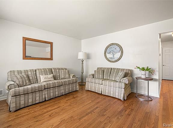 5th image of 4402 Edgewood St