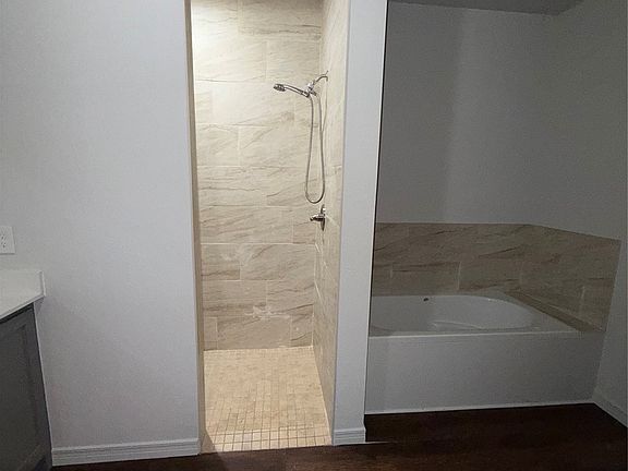 5th image of 1342 N Waco Ave