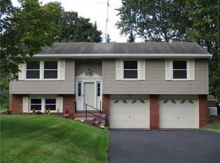 77 Hillary Dr, Rochester, NY 14624