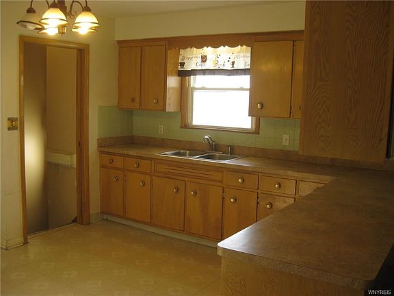 4th image of 547 Orchard Pl