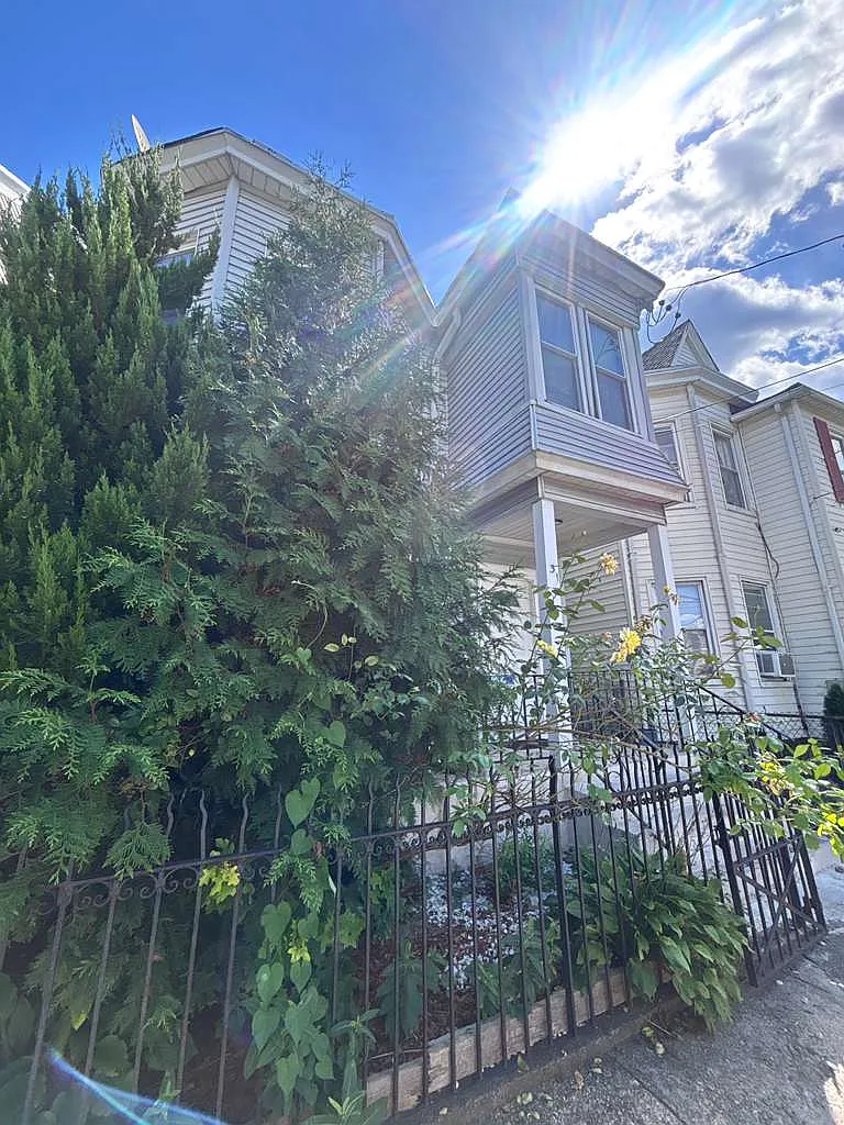 3 bed, 1000 sqft, $2,200 — Photo 2