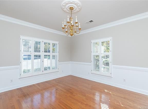 4th image of 404 Warrington Pl