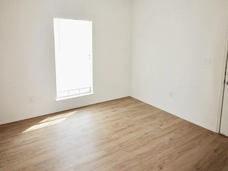 112-114 Collett Ct — Photo 9