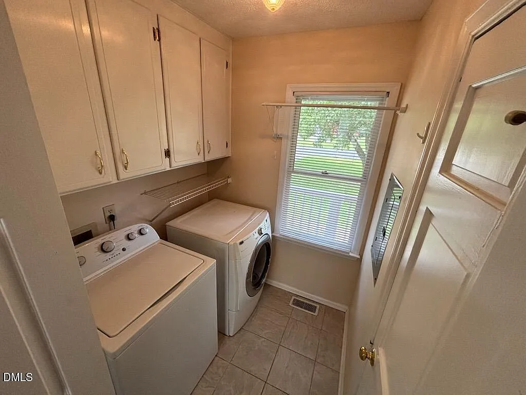 3 bed, 2.0 bath, 1215 sqft, $1,800 — Photo 4