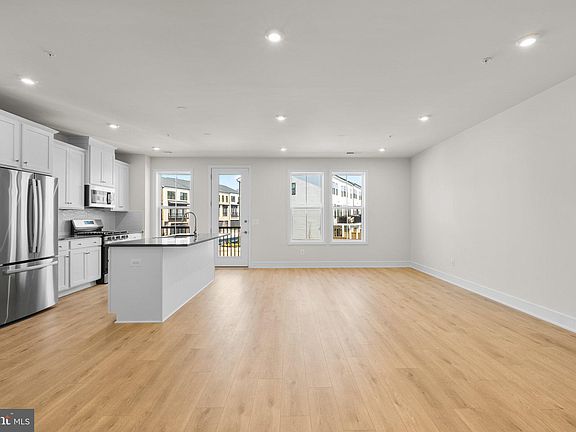 5th image of 43328 Farringdon Sq