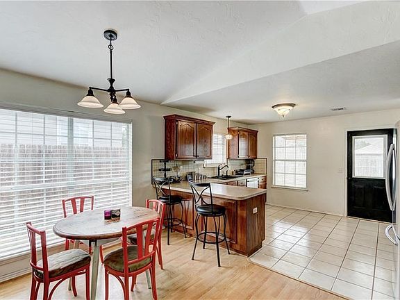 5th image of 126 Stonewood Dr