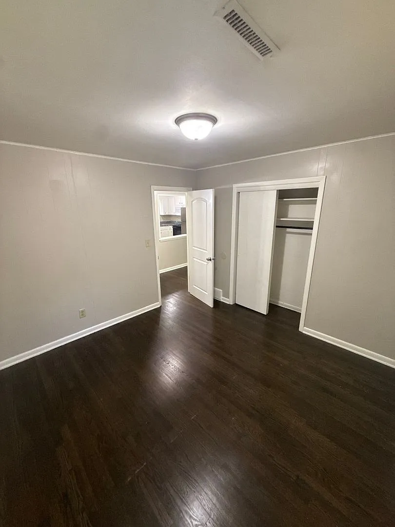903 E Frederick St — Photo 2