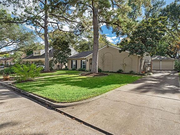 3rd image of 12415 Carriage Hill Dr