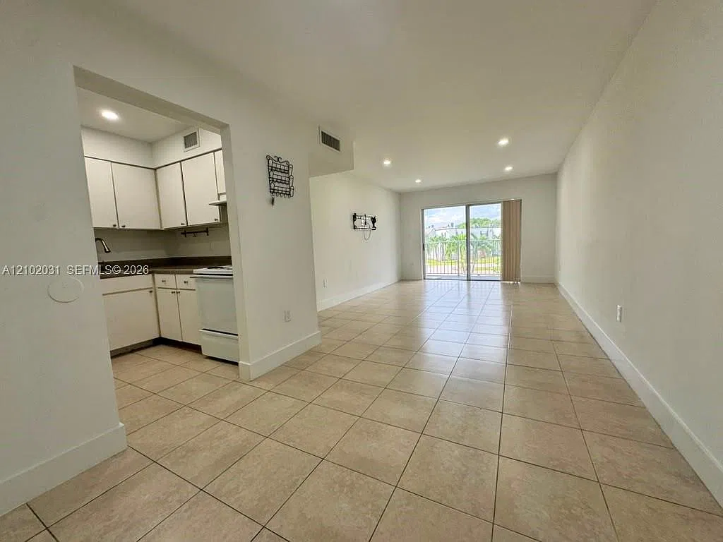 Doral Gardens Ii Condo — Photo 1