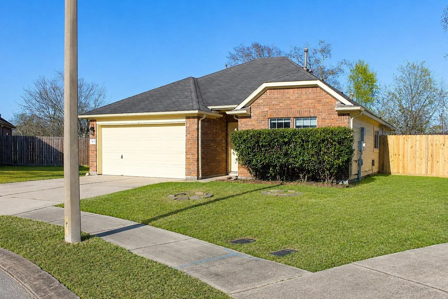 3 bed, 2.0 bath, 1291 sqft, $2,250 — Photo 2
