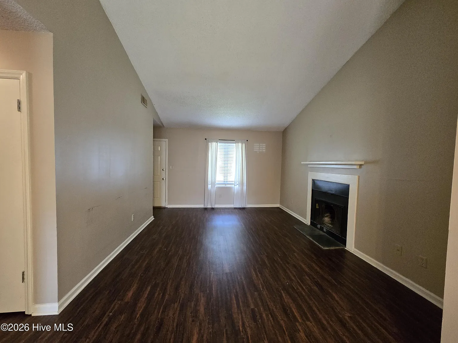 2 bed, 1.0 bath, 870 sqft, $1,000 — Photo 3