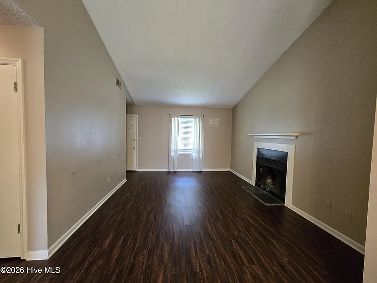 1910 White Hollow Dr — Photo 3