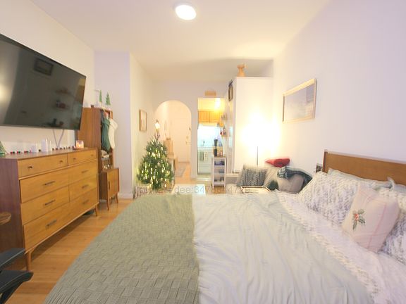 3rd image of 309 W 72nd St APT 1D