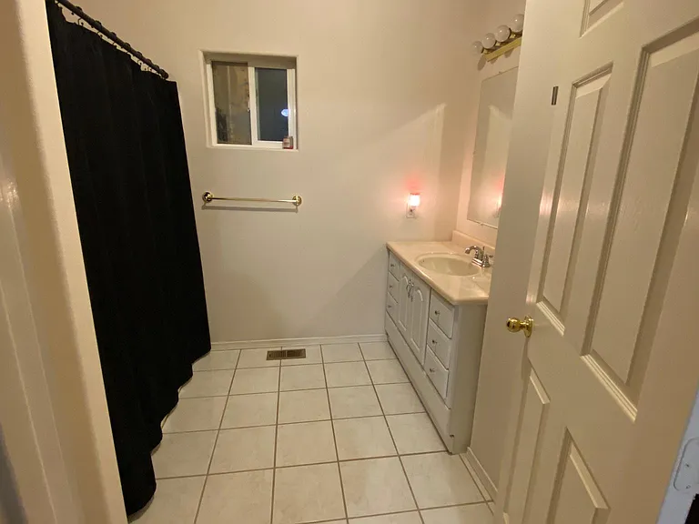 211 W Clark St — Photo 6