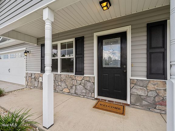 3rd image of 226 Breakwater Dr