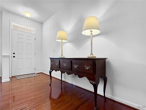 3rd image of 3529 Windsor Ct