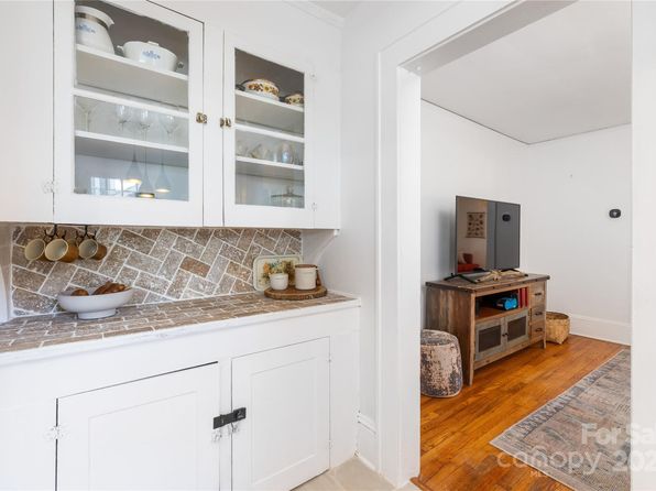 charlotte-north-carolina-2078154998 picture