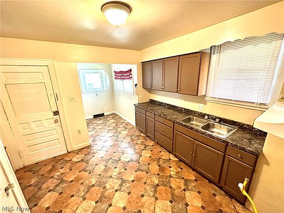 5th image of 505 W Ravenwood Ave