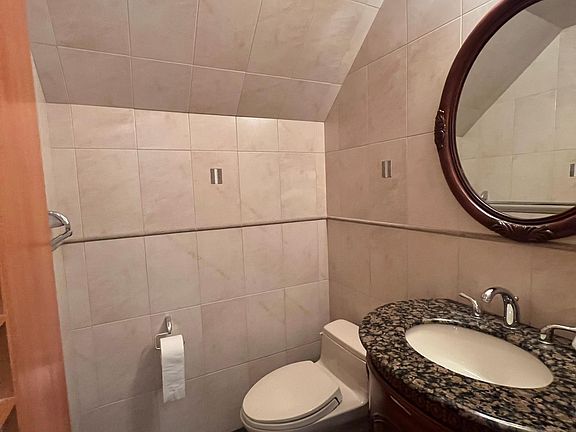 4th image of 224 Kinghorn St Floor 1