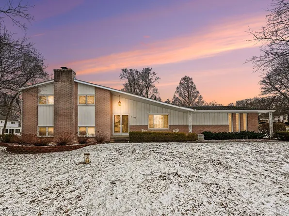 8635 Sandy Crest Dr, White Lake, MI 48386