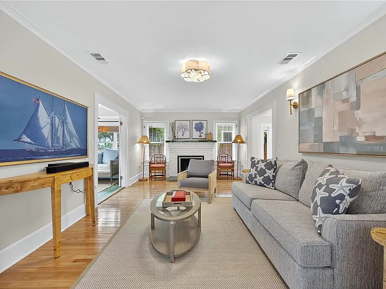 221 13th Ave NE — Photo 9