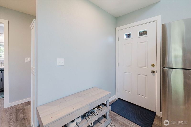 5th image of 814 Shark Court SW