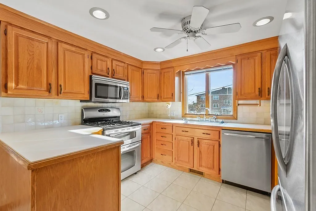 4 bed, 2.5 bath, 3270 sqft, $4,500 — Photo 2
