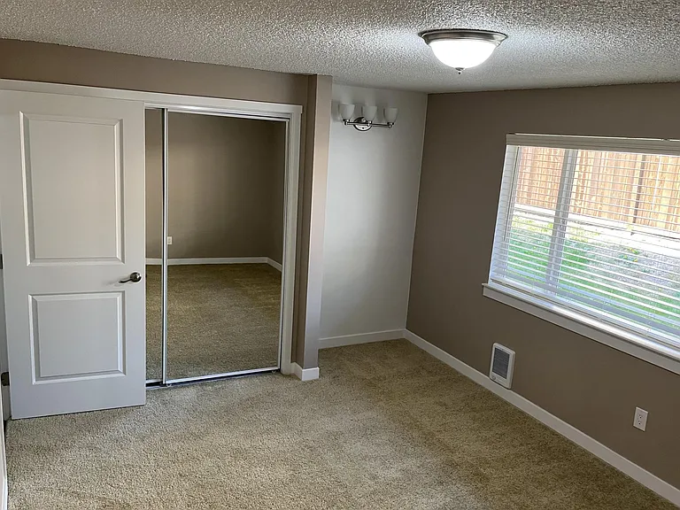 Sunset East Apartments — Photo 16