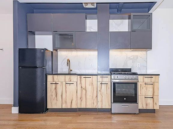 3rd image of 1052 Dean St #4D