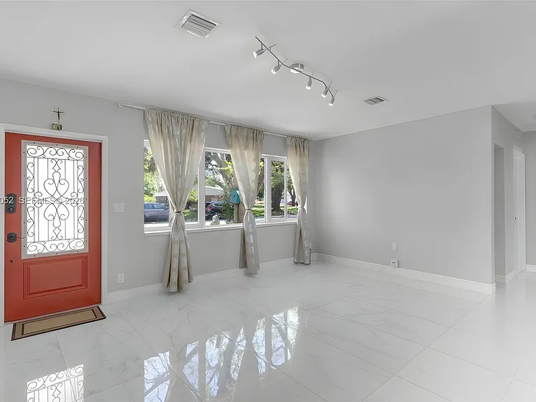 2340 SW 15th St — Photo 3
