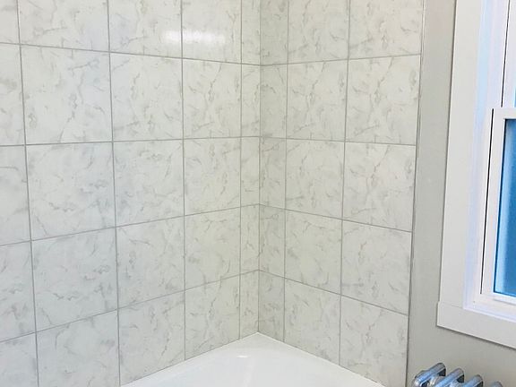 2nd image of 1846 Clarence Ave #2W
