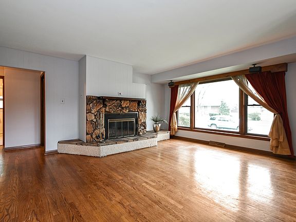 2nd image of 806 Willow Dr