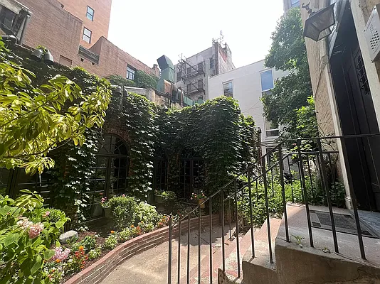 Rented by Real Manhattan Group LLC | media 6