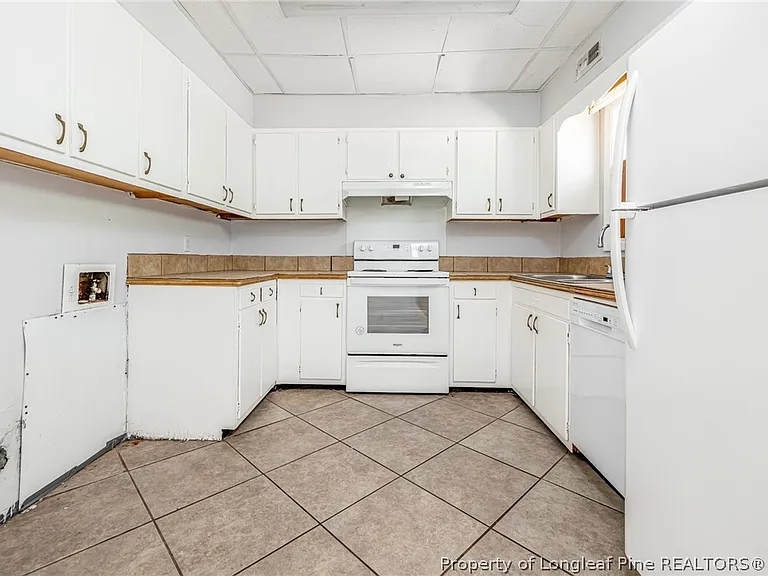 2328 Barrington Cir — Photo 15