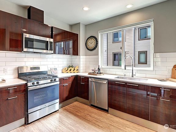 3rd image of 518 Coho Walk SE