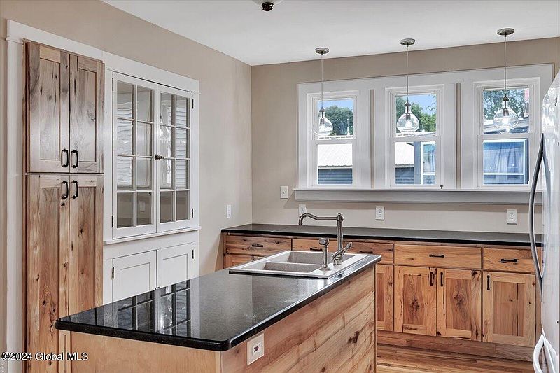 5th image of 308 Oak Street