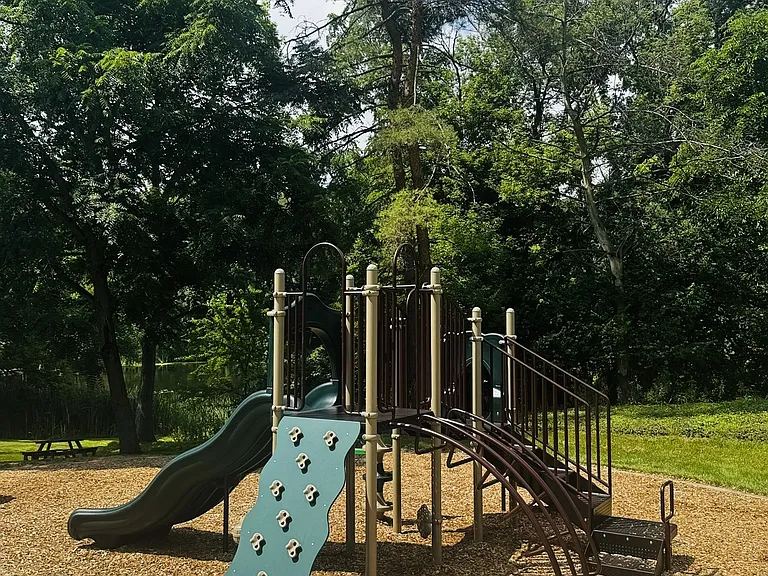 Willow Creek Apartments — Photo 30