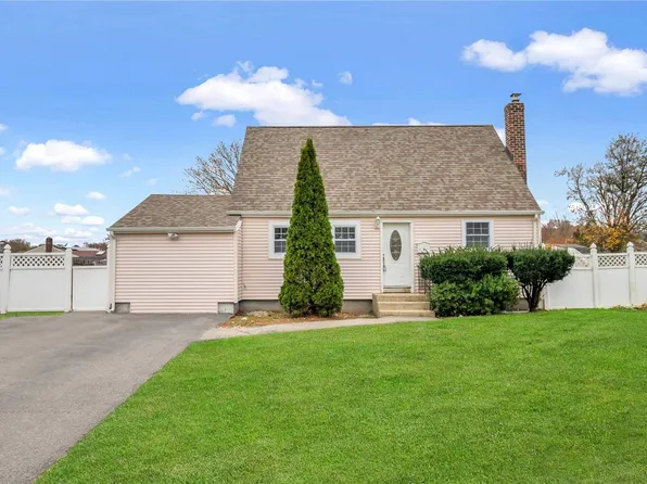 4 Beech Place, Bay Shore, NY 11706