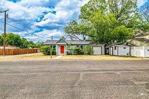 3rd image of 610 W Avenue L
