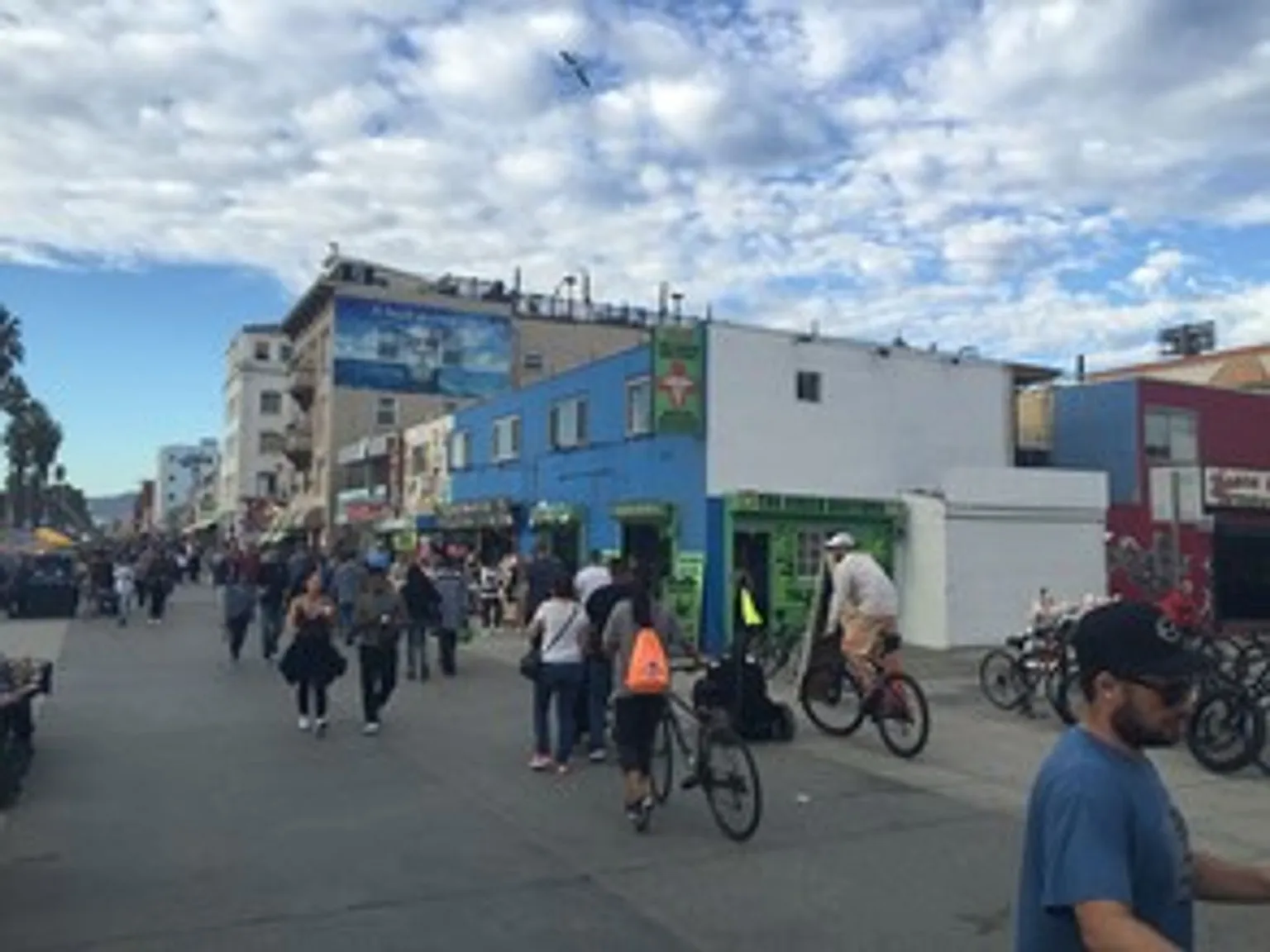 Welcome to your dream beachfront studio, located on the vibrant Venice Beach boardwalk! — Photo 4