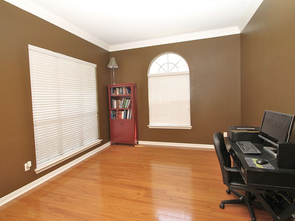 1st image of 838 Greenwood Dr