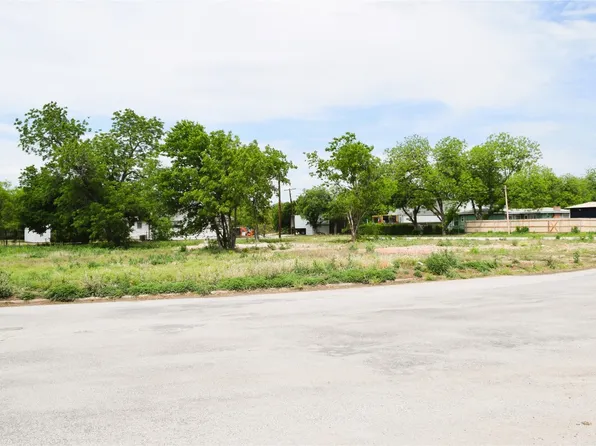 106 Roselawn St, Coleman, TX 76834