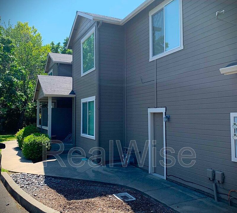 1st image of 820 NE 8th St