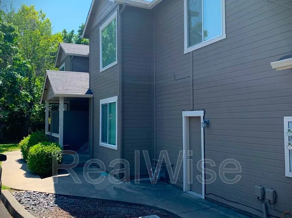 820 NE 8th St, Grants Pass, OR 97526