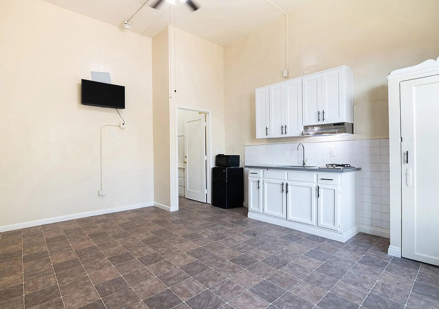 Mariachi Plaza Apartments (NEW) — Photo 3
