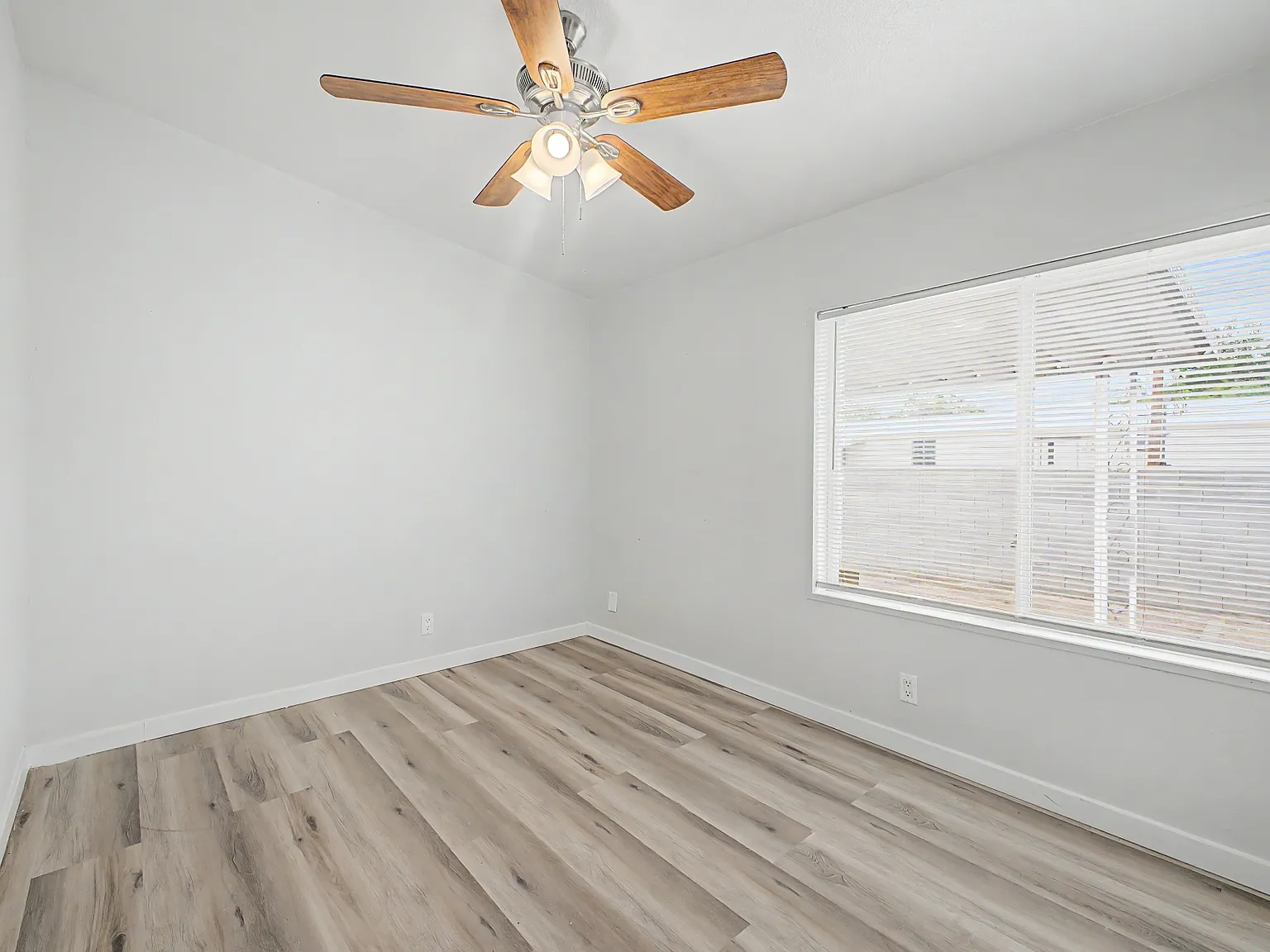 6 bed, 1666 sqft, $550 — Photo 2